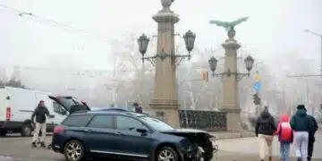 Малко по-рано днес в една от колоните на Орлов мост в София се заби автомобил 2