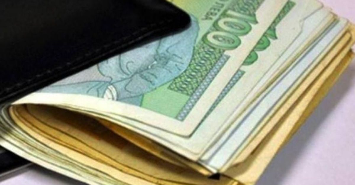 Средно един пенсионер получава 836 лева, а 84 хиляди вземат повече отколкото е средната заплата у нас Черен портфейл с пачка български банкноти от 100 лева