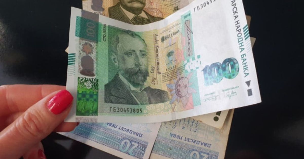Нова измама ужили десетки – без да са теглили кредити, се оказаха с такива, едната жертва е на 82 години Ръка държи български банкноти от 100, 50 и 20 лева.