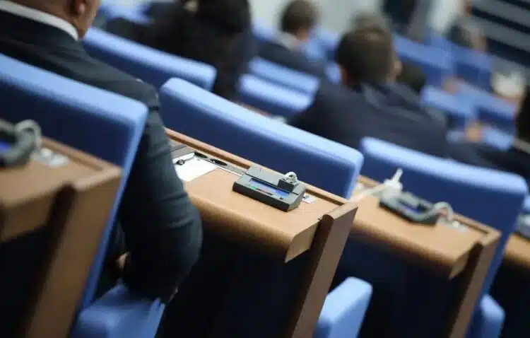 Стана ясно какво заплащане са получили депутатите за 25 дни работа, те вече са във ваканция 1 Стана ясно какво заплащане са получили депутатите за 25 дни работа, те вече са във ваканция 1