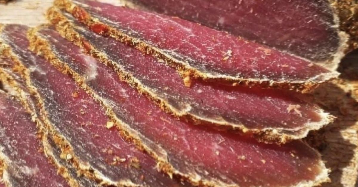Топ майсторите на пастърма посочиха тайната за съвършен вкус – колко точно трябва да се суши Апетитни филийки сушено месо с ароматни подправки