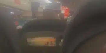 16 годишно момиче направи опит да отвори вратата на самолет, докато той е в полет 12