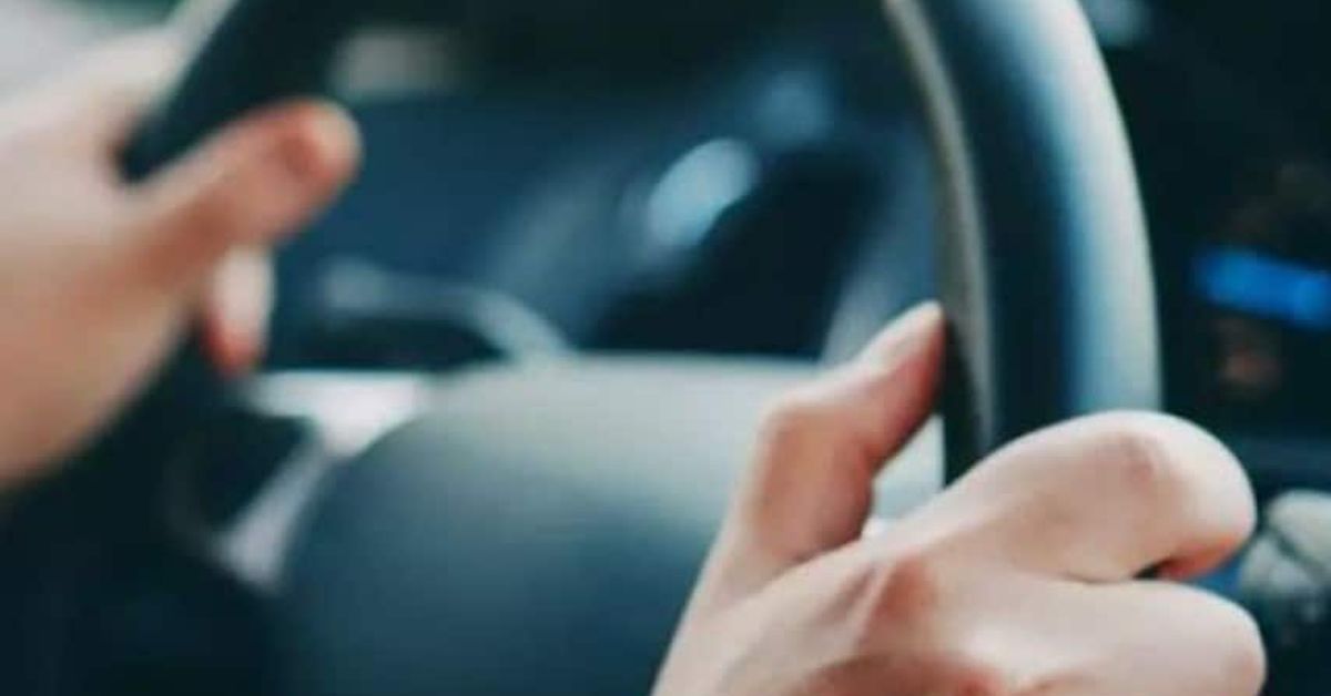 АПИ с апел до всички шофьори по родните пътища – пригответе се добре! Има жълт код за определени места Ръце на волана, шофиране на автомобил.