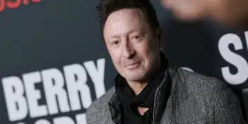 Оперираха по спешност сина на Джон Ленън 4