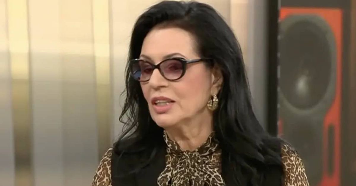 Певицата Славка Калчева, сподели как се чувства на 70 години (Видео) Елегантна жена със слънчеви очила и леопардова блуза говори.