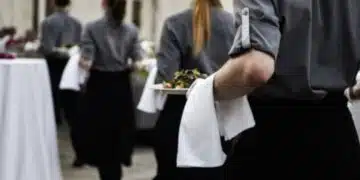 Сервитьорка, която е от България и работи Германия сподели че понякога бакшишите са в по-голям размер от месечното възнаграждение 3