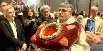Тръненият венец на Исус беше тържествено върнат в Нотр Дам 5
