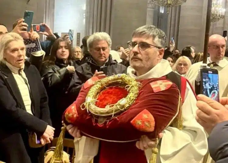 Тръненият венец на Исус беше тържествено върнат в Нотр Дам 1 Тръненият венец на Исус беше тържествено върнат в Нотр Дам 1
