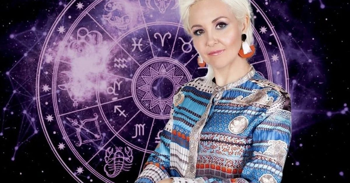 Рак, Телец, Риби и Скорпион в хороскопа на Василиса Володина за понеделник, 23 декември Жена астролог с руса коса пред зодиакален хороскоп.