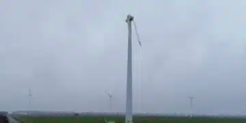 След Каварна към границата ни с Румъния вятър изтръгна перка на ветрогенератор СНИМКА 1
