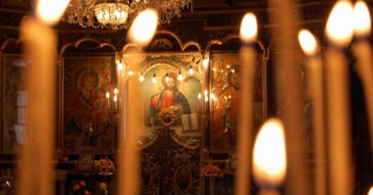 20 януари е Църковен празник, българи с красиви имена имат повод да почерпят, спазват се и забрани! Блещукащи свещи пред иконостас в православна църква.
