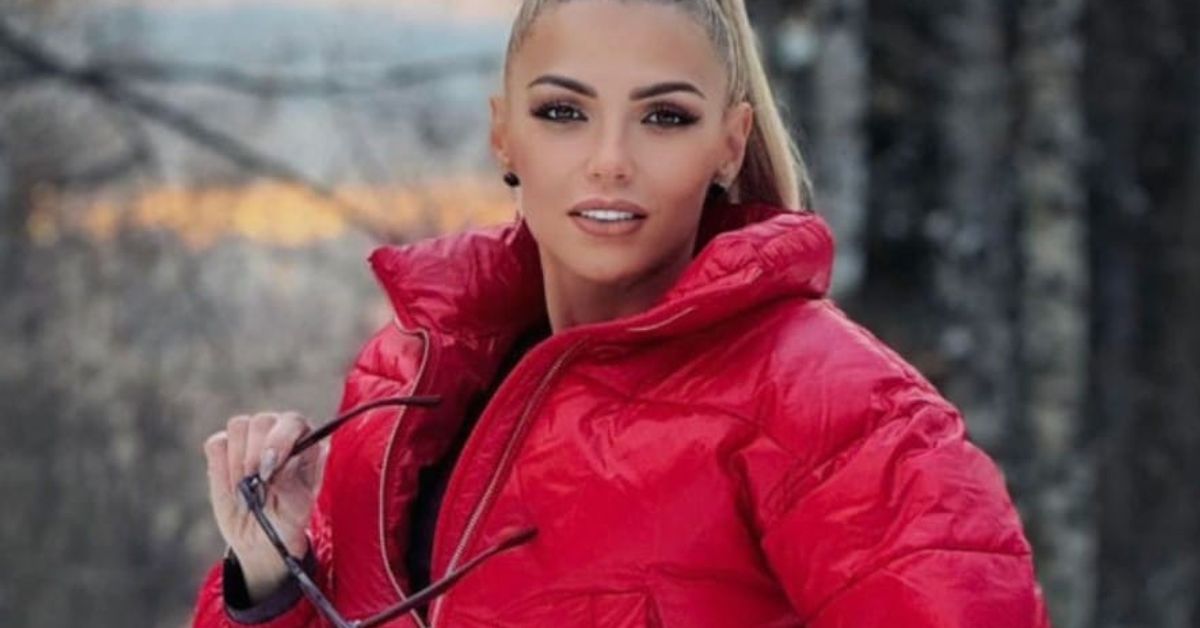Поп-фолк певица, обичана от мнозина, напусна фирма „Пайнер“ Портрет на жена с руса опашка, червено пухено яке и очила в гора.
