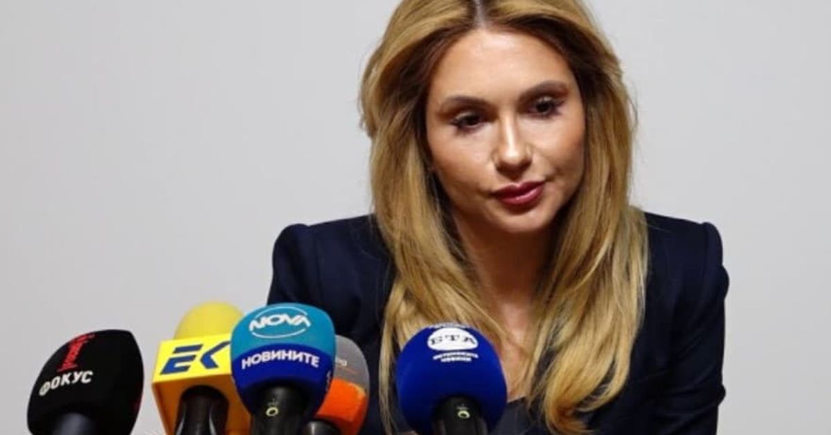 Прессъобщение от председателя на КЗП: Очевидно Алиансът не счита, че дейността по защитата на потребителските права заслужава вниманието на трите оператора! Жена с руса коса на пресконференция, обградена от медийни микрофони.