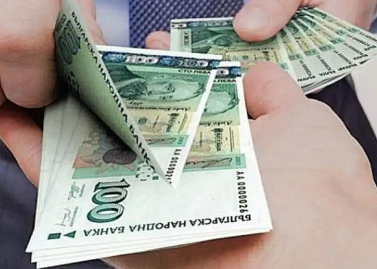 Заплатите и на учителите и на директорите у нас влизат в сила със задна дата 1