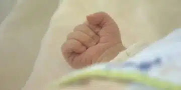 Куриоз! Бебе беше забравено на пътя от детегледачка, потеглила без него – случайни минувачи го открили 1