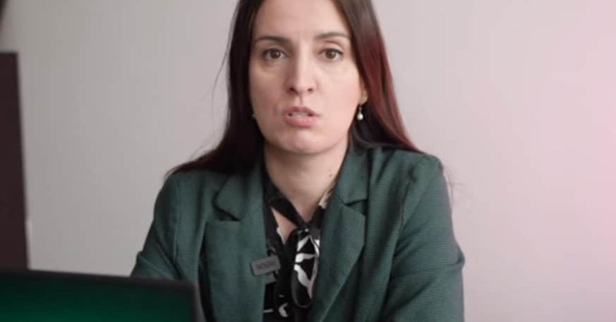 Брокер алармира при покупка на панелка: ако едно жилище е за основен ремонт, то е свежо боядисано Жена с тъмнозелено сако говори пред камера, с лаптоп и микрофон.