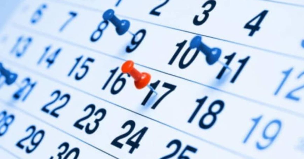 От МОН дадоха календара с ваканциите и неучебните дни през 2025 година Календар с отбелязани дати с червени и сини карфици.