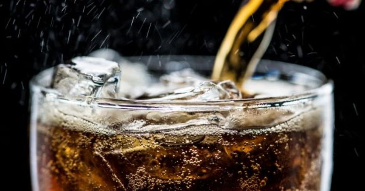 Скандал с Coca-Cola! Назована е причината, поради която няма да искате да пиете популярната напитка Кола с лед се налива в стъклена чаша, образувайки мехурчета и пяна.