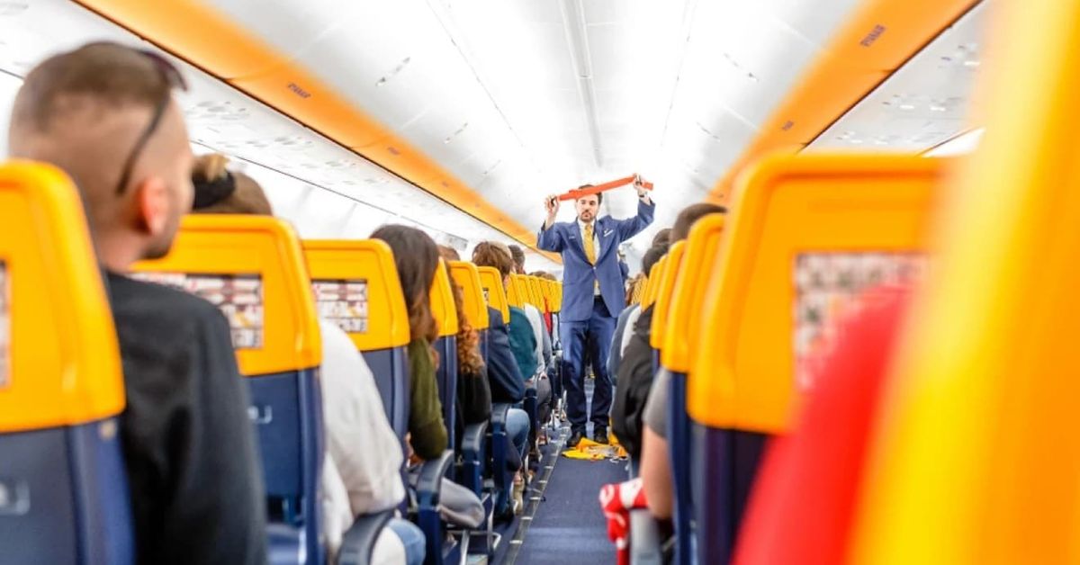 Нискотарифната компания Ryanair въвежда нови изисквания към своите пътници - не всички ще ги одобрят Мъж в самолет на Ryanair прави демонстрация за безопасност пред пътници.