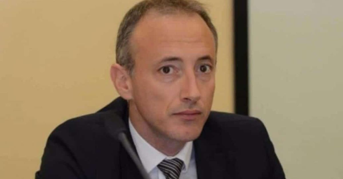 Министърът на образованието Красимир Вълчев с голяма новина касаеща учениците Мъж в тъмен костюм и вратовръзка гледа сериозно към камерата.