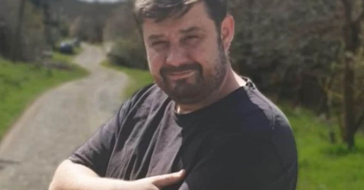 Добри новини! Пламен Крушков се завърна у дома жив и здрав, след като внезапно изчезна на 10 януари Усмихнат мъж с брада и тъмна тениска на открито до селски път.