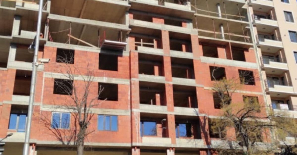 Счетоводител за ДДС-то върху новото строителство: Хора, които продават еднократно жилище – няма да дължат данък добавена стойност Незавършена жилищна сграда с тухлена фасада и бетонни етажи.