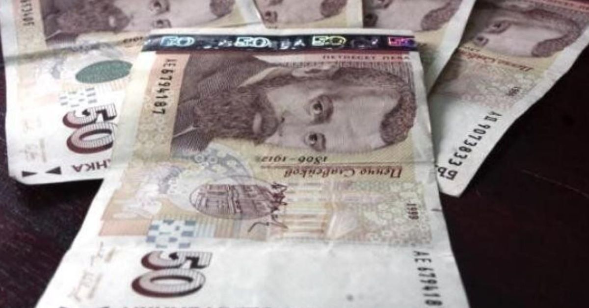 Голяма банка у нас с важно съобщение към своите клиенти Няколко български банкноти от 50 лева с лика на Пенчо Славейков.