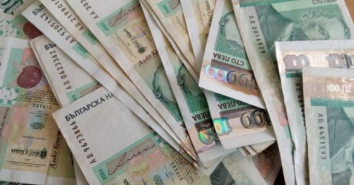 Данни сочат, че хиляди българи са сменили своя пенсионен фонд Купчина български банкноти от 100 лева.