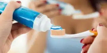 Стоматологът обясни дали трябва да намокрите четката си за зъби с вода, преди да нанесете паста за зъби 3