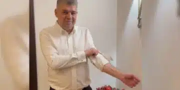 Румънският премиер предаде съобщение като написа на ръката си, че в ДДС-то в страната няма да бъде увеличено 2
