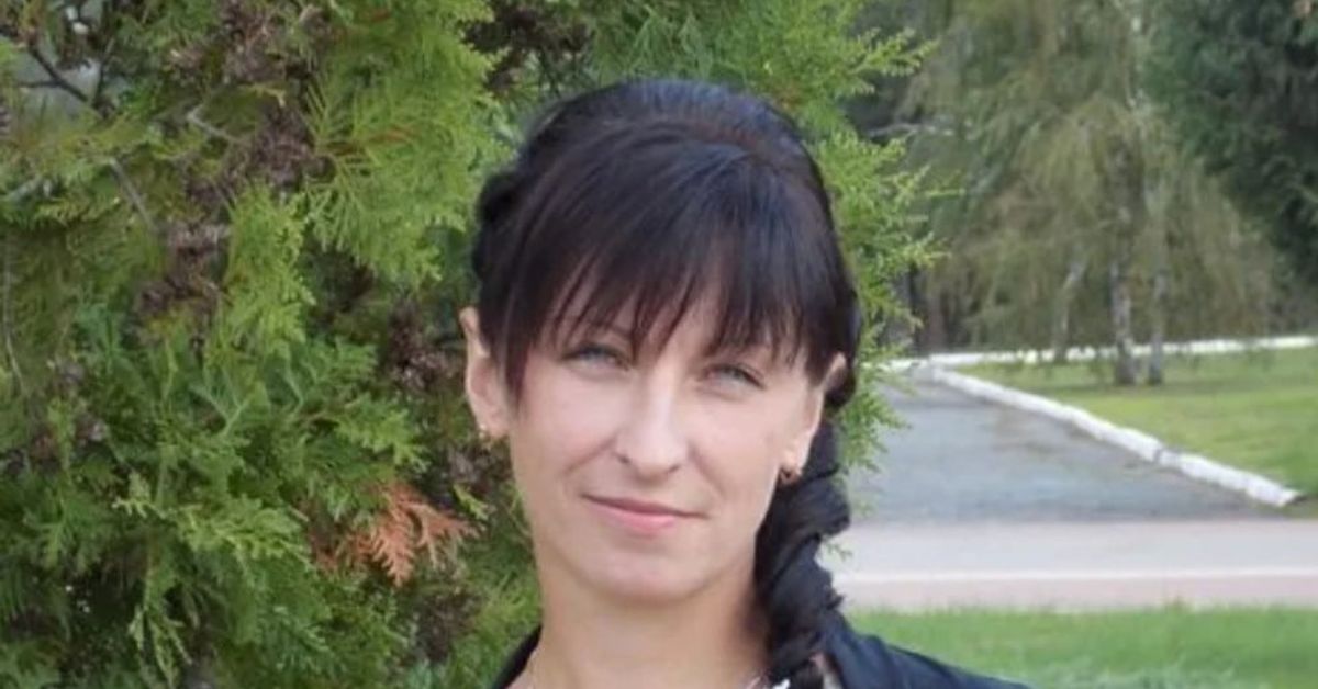 Искрено и лично: Разведена съм и имам рожба от първия ми брак, виж моята история Портрет на усмихната жена с тъмна коса и бретон на зелен фон.