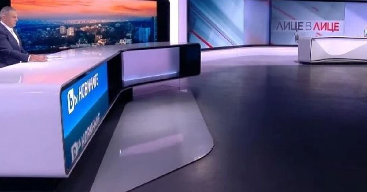 Огромен гаф в ефира на bTV: Водещият Юксел Кадриев се видя в чудо заради това, което стана при Цветанка Ризова Модерно телевизионно студио с водещи, екрани и надписи за новини и предавания.