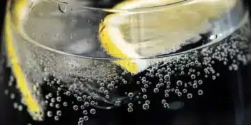 Какво прави пиенето на вода с лимон: какви са реалните ползи от напитката? 5