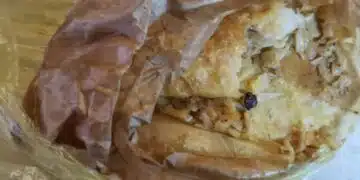 Потрес! Майка се натъкна на стъкла в баничка, която купила, за да нахрани детето си 9