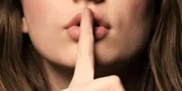 Съпругата и любовницата на полицай го подозират в изневяра и го погват взаимно, за да видят коя е новата 1