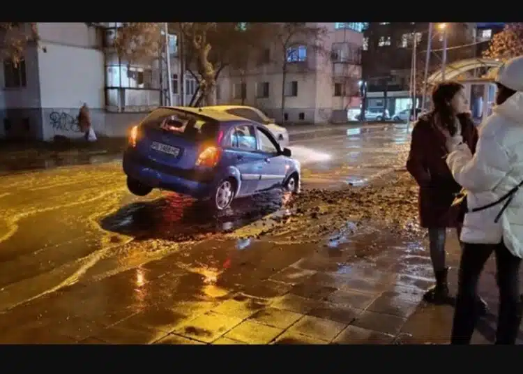 Цяла улица в Пловдив е под вода, а причината е тежка ВиК авария ВИДЕО 1