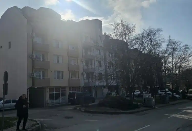 От последните минути! Мъжът, който се бе барикадирал в жилището си в Благоевград е предал своето оръжие 1 От последните минути! Мъжът, който се бе барикадирал в жилището си в Благоевград е предал своето оръжие 1
