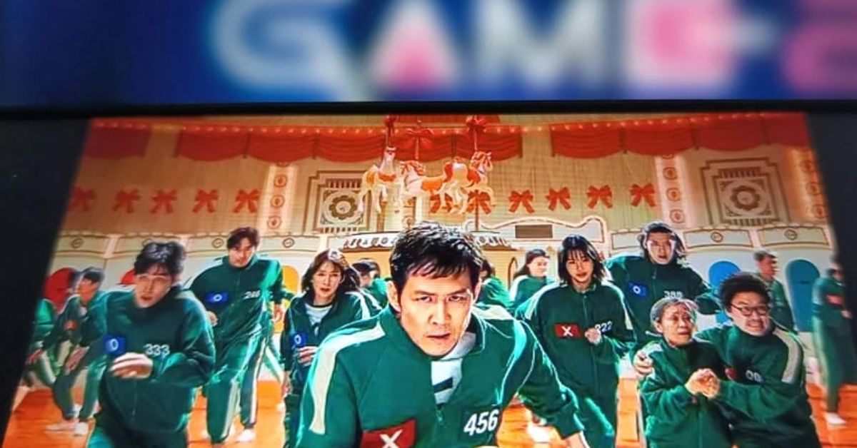 Тъжна вест: отиде си звездата от Игра на калмари 2 И Джи-Шил, поклон! Играчи в зелени анцузи бягат в сцена от сериала "Игра на калмари".