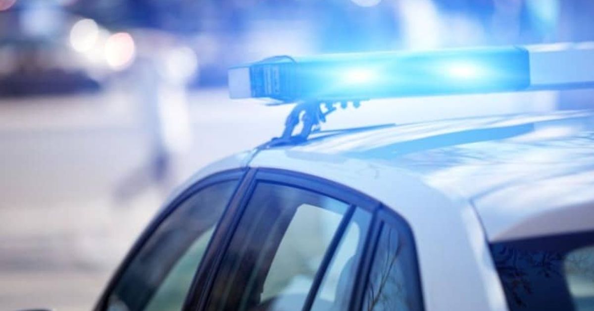 Нека помогнем! Издирват майка и нейното 11-годишно дете от село Аврамово Бяла полицейска кола със сини мигащи светлини на покрива на улицата.