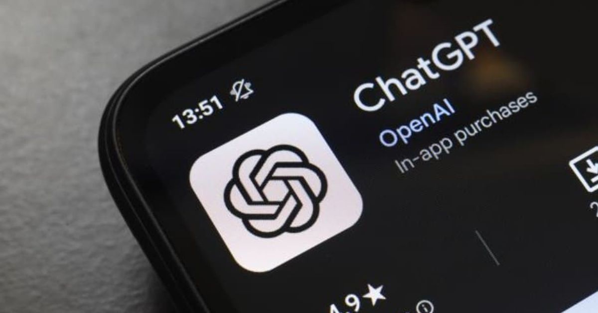 ChatGPT има нов безплатен AI модел, който може да анализира и разсъждава Екран на смартфон, показващ приложението ChatGPT от OpenAI в магазин за приложения.