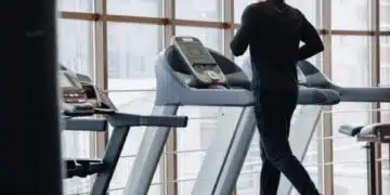 Обичате ли да бягате на бягаща пътека във фитнеса? Назовани са 5 неща, които не бива да забравяте 1