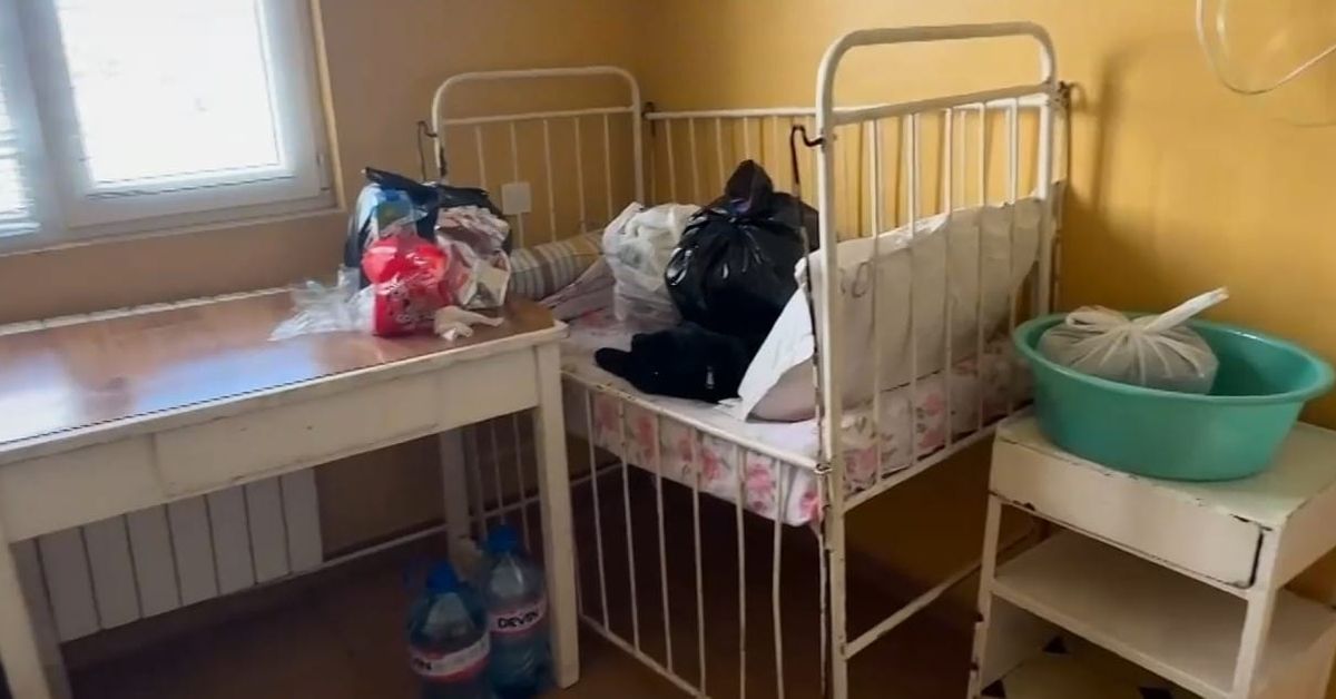 В Дупница детското отделение има нужда от спешен ремонт Стая с метално легло, маса, прозорец и лични вещи.