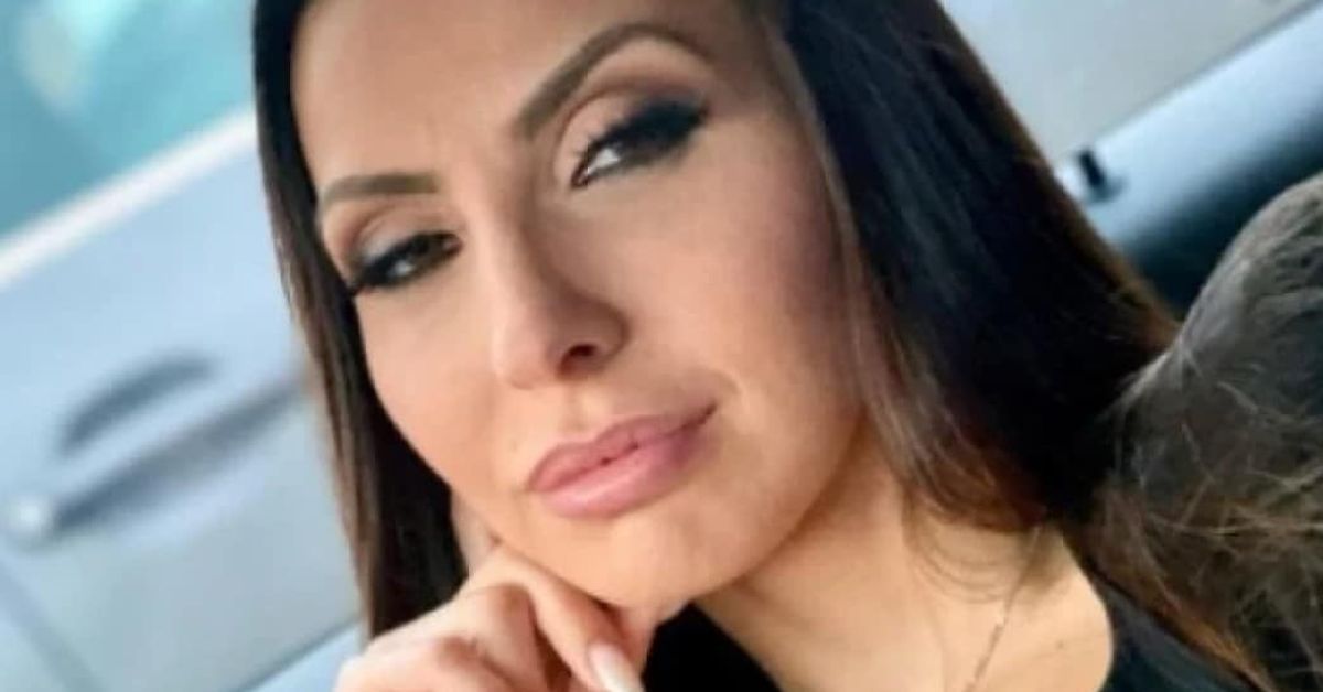 Сензационно! 1 милион долара дава дубайски олигарх, за да прекара една нощ с българката Диана Габровска Красива жена с грим, тъмна коса и нежна усмивка, подпряла брадичка на ръка.