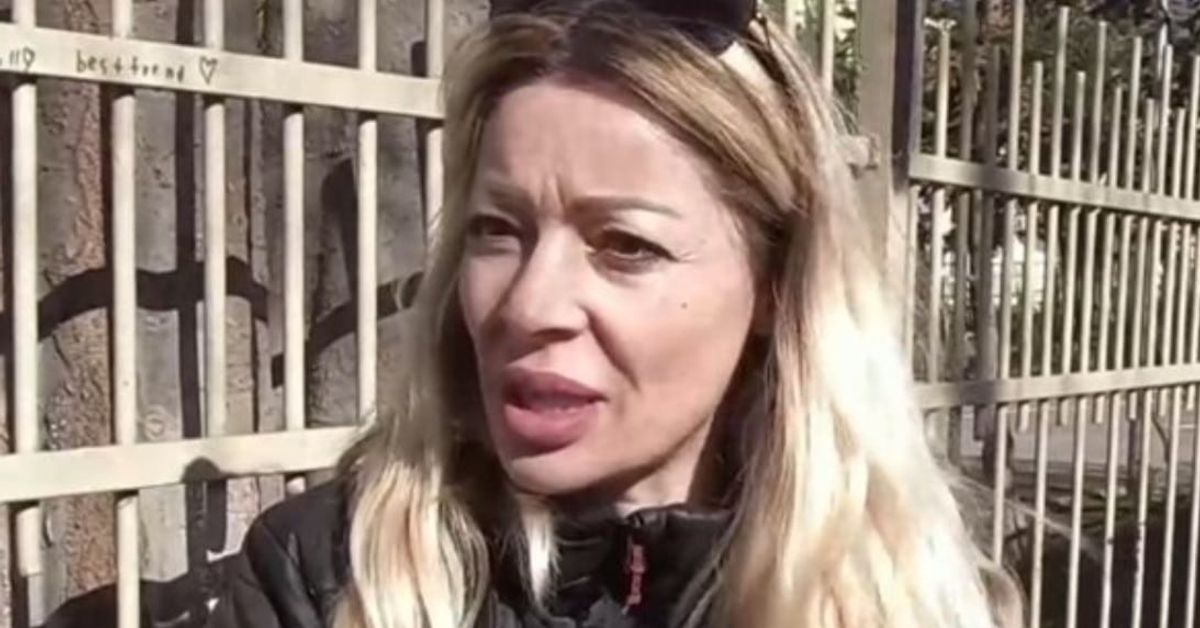 Заради езикова бариера родител и директор на училище в Тънково стигнаха до скандал Жена с руса коса и слънчеви очила говори пред ограда с надпис best friend