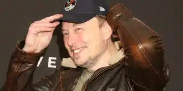 Влюбена до полуда жена на 69 години купи гориво за самолета на бизнесмена „Илон Мъск“ 2