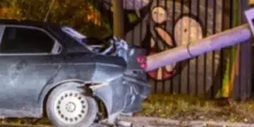 Потрес! 13 годишно момче зад волана помете 4 коли, удари се в стълб 2