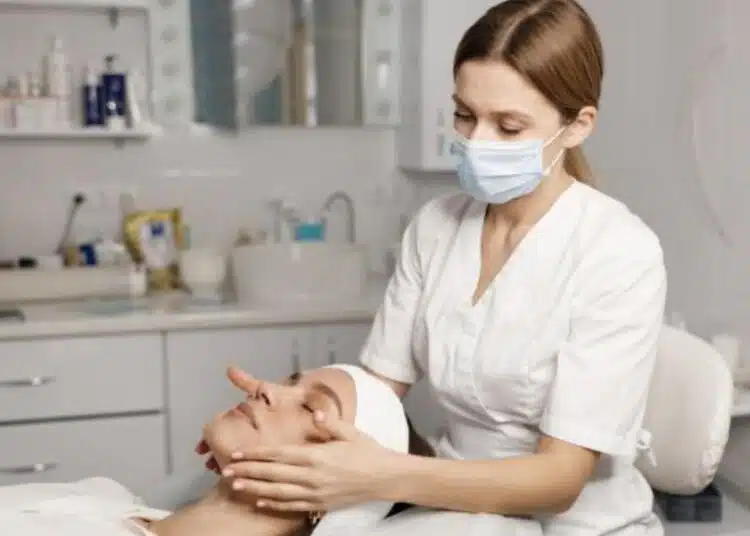 Колко често трябва да посещавате козметик на 20 и 40 години, за да останете млади: експертите отговарят 1