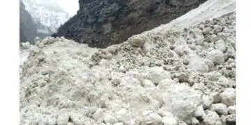 47 души са блокирани, причината? Ледник в Хималаите се разцепи! 1