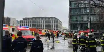 Часове преди да дойдат световните лидери кола се вряза в тълпа с много хора 3