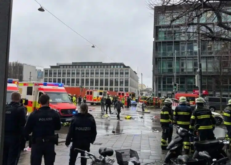 Часове преди да дойдат световните лидери кола се вряза в тълпа с много хора 1
